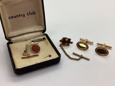 Lot 261 - A Pair of 9ct Gold Cufflinks, the oval panels...
