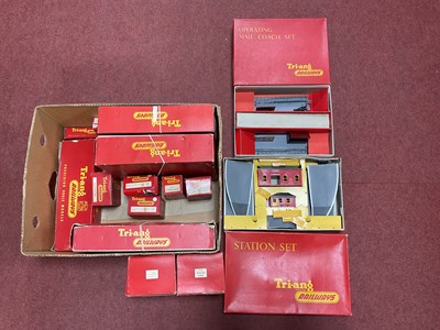 Lot 329 - A Quantity of Boxed Triang Railways 'OO'...