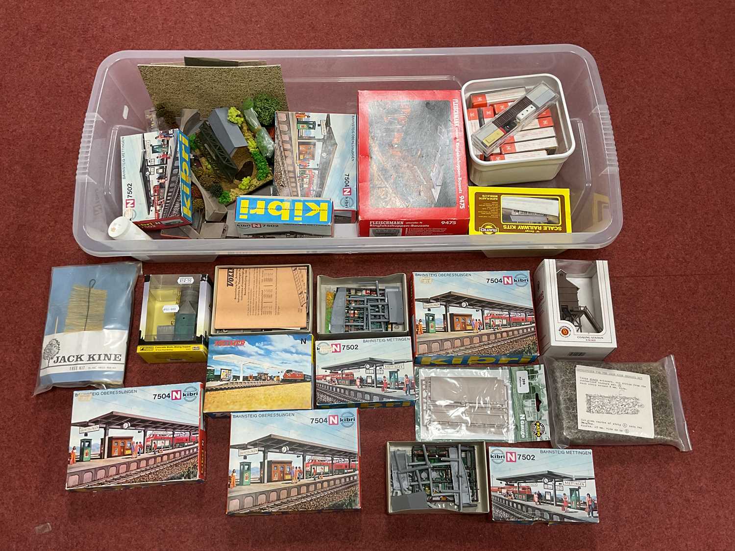 Lot 370 - A Quantity of 'N' Gauge Scenic Items, to...