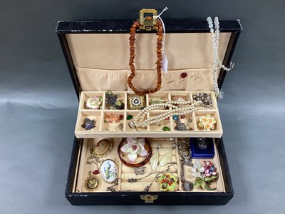 Lot 204 - A Collection of Vintage and Later Costume...