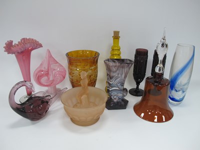 Lot 1201 - Decorative glassware, including pink ruffled...