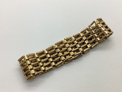 Lot 99 - A 9ct Gold Gate Style Bracelet, of openwork...