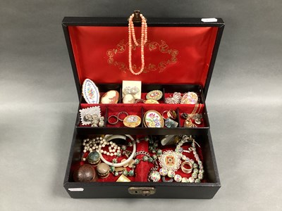 Lot 147 - A Collection of Vintage and Later Costume...
