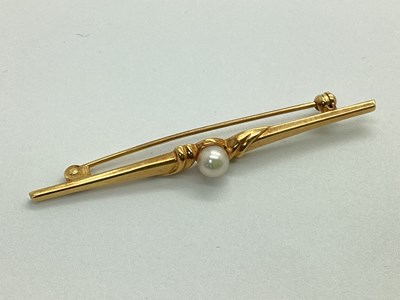 Lot 102 - A Pearl Set Bar Brooch, stamped "375" to pin,...