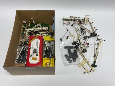 Lot 455 - A quantity of 00 gauge signals by Hornby and...