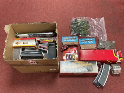 Lot 334 - A quantity of mainly 00 scale scenic items by...