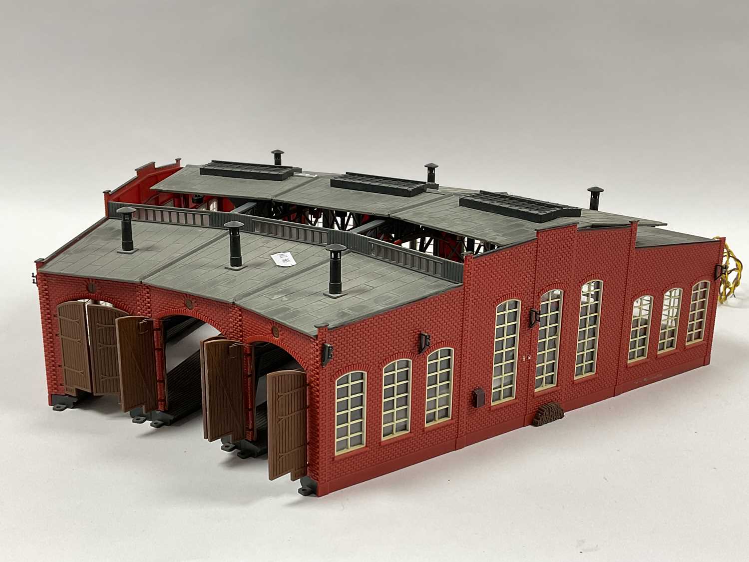 Lot 389 - An HO scale three-road roundhouse type...