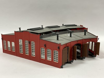 Lot 389 - An HO scale three-road roundhouse type...