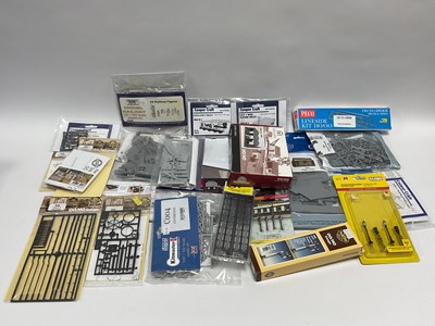 Lot 515 - A collection of 00/HO building and accessory...
