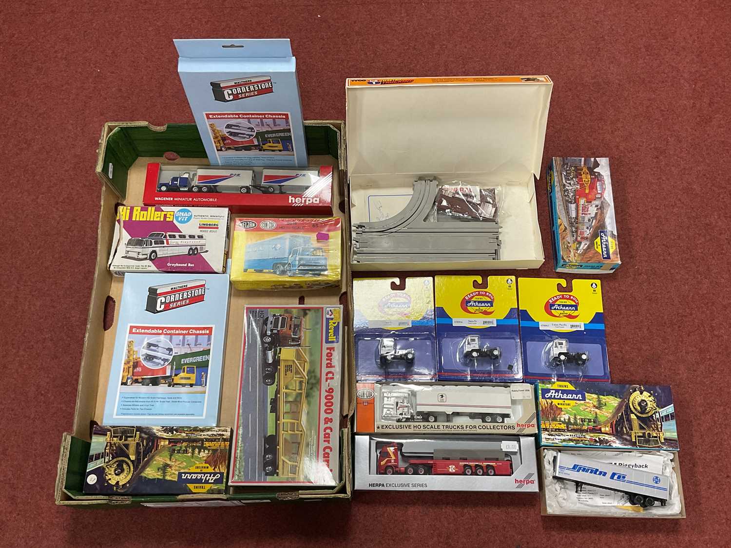 Lot 383 - A quantity of boxed HO scale American outline...