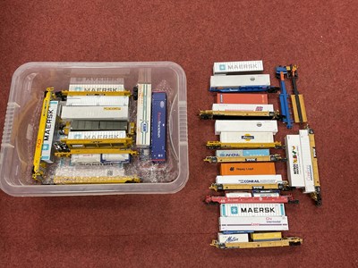 Lot 355 - Approximately twenty-five HO scale American...
