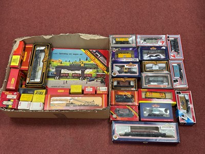 Lot 424 - Approximately thirty-five boxed 00 gauge...