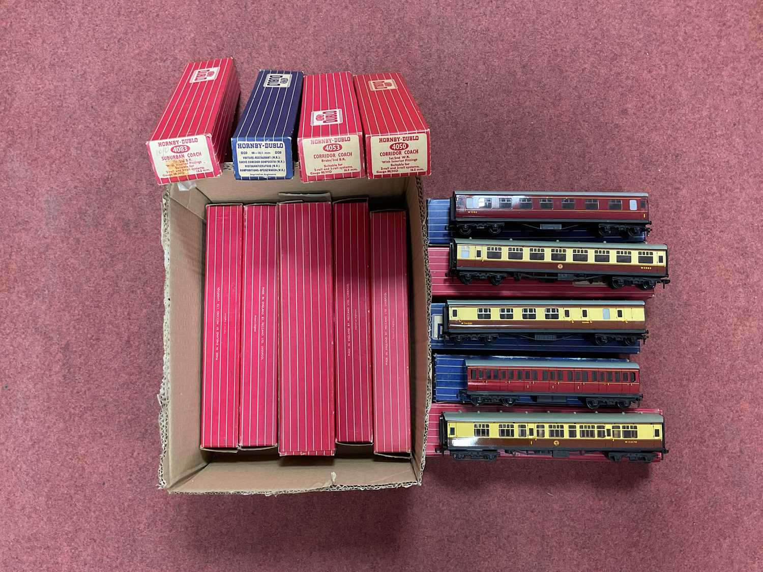 Lot 318 - Fifteen boxed two rail Hornby Dublo 00 gauge...
