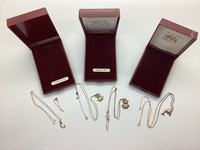 Lot 113 - A Dainty Teddy Bear Pendant, on a fine oval...