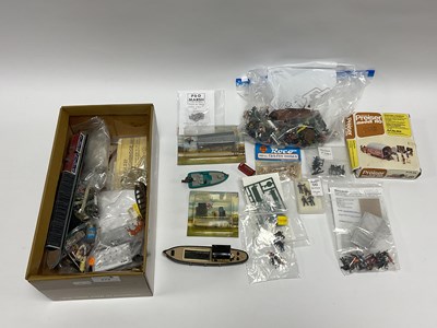 Lot 472 - A box of 00/HO small accessories including...