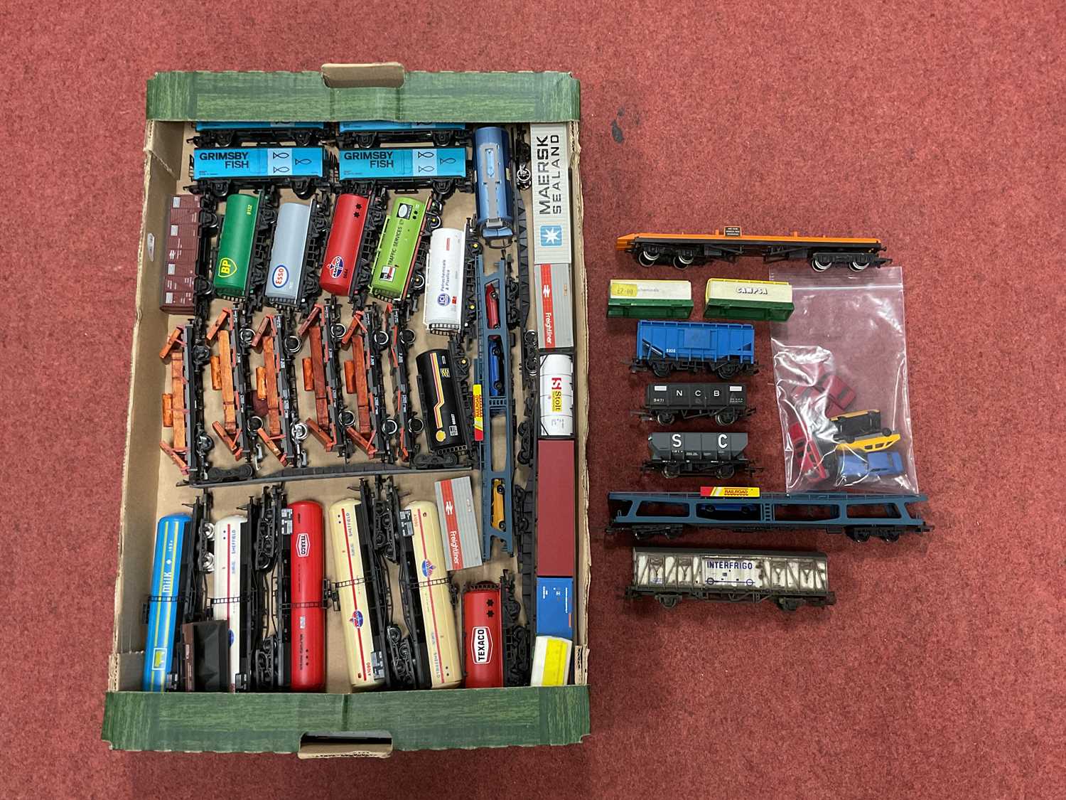 Lot 386 - Approximately thirty 00 gauge modern image...