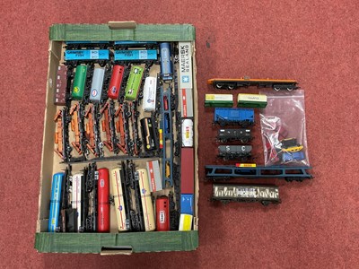 Lot 386 - Approximately thirty 00 gauge modern image...