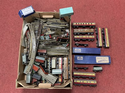 Lot 402 - A large quantity of Hornby Dublo three-rail 00...