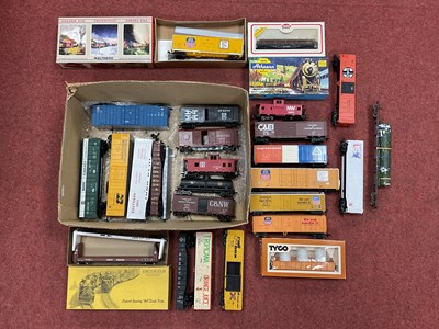 Lot 422 - Approximately twenty-six HO scale American...