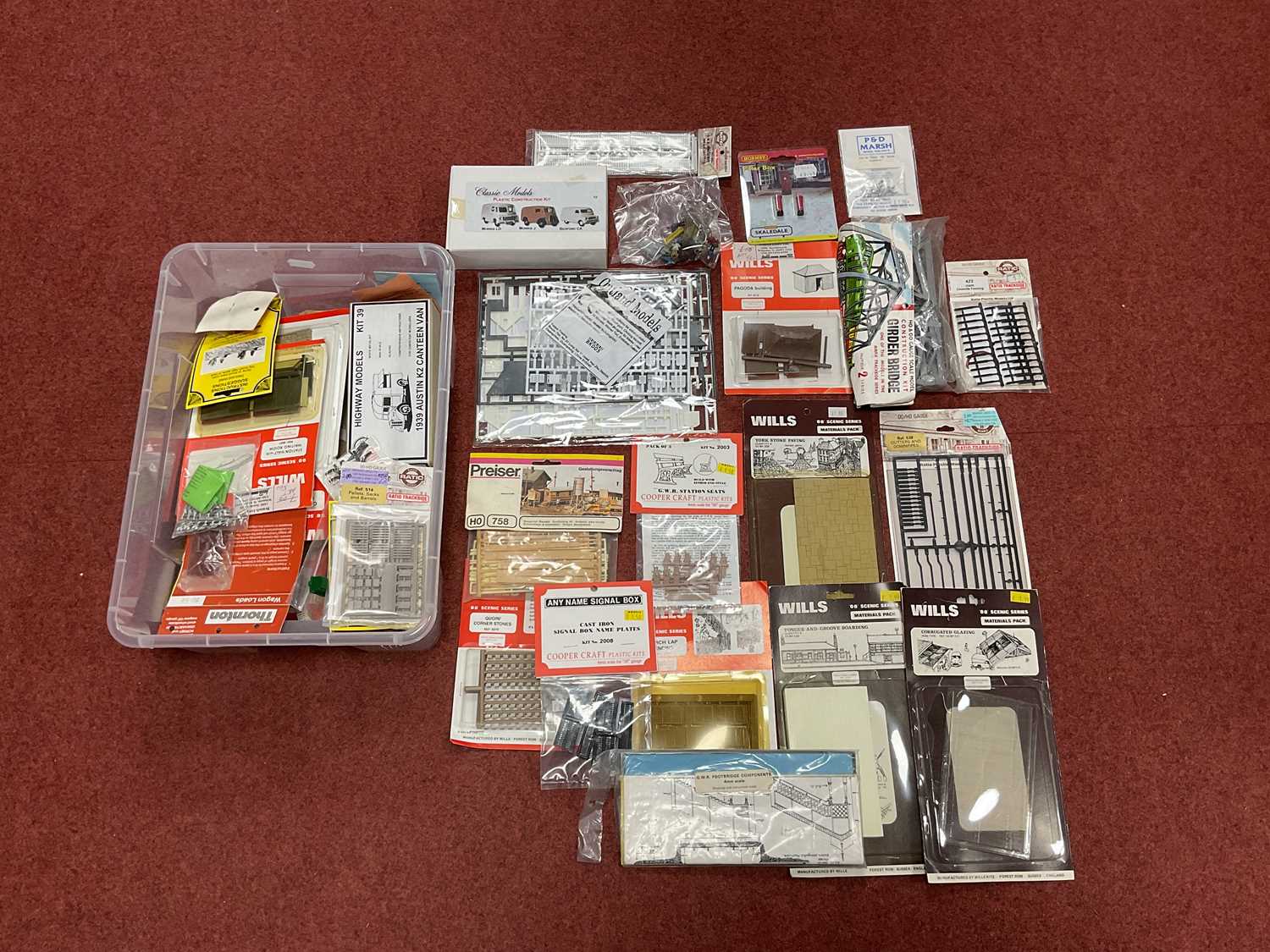 Lot 352 - A quantity of 00/HO small accessories and...