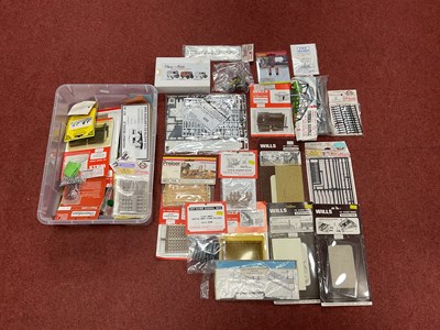 Lot 352 - A quantity of 00/HO small accessories and...