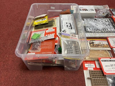 Lot 352 - A quantity of 00/HO small accessories and...