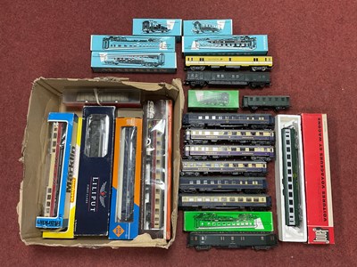Lot 432 - Approximately twenty-five HO scale European...