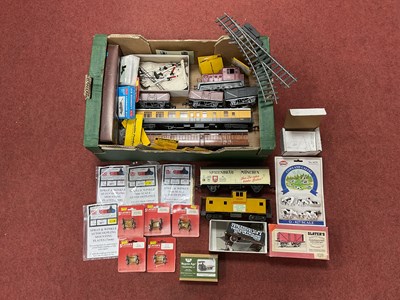 Lot 403 - An assortment of 0 gauge items including: a...