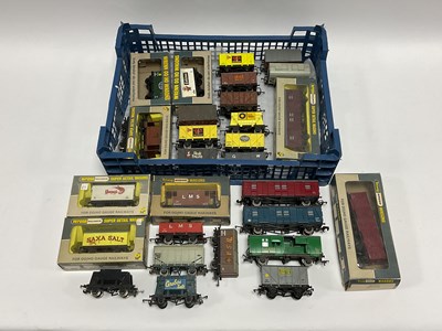 Lot 512 - Approximately twenty-eight Wrenn 00 gauge...