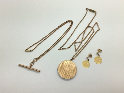 Lot 108 - A T-bar Pendant, stamped "375", on a fine link...