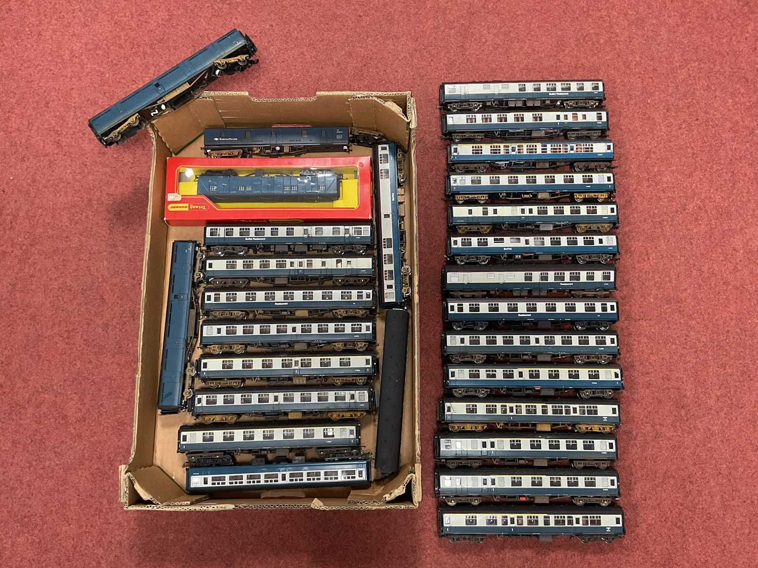 Lot 384 - Approximately twenty-six OO gauge Mark 1...