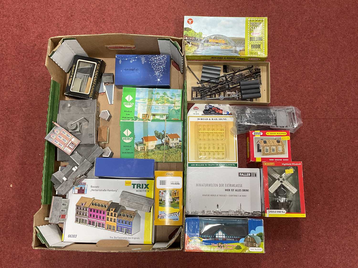 Lot 379 - A quantity of N gauge buildings, many boxed,...