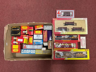 Lot 322 - Approximately thirty boxed 00 gauge wagons, by...