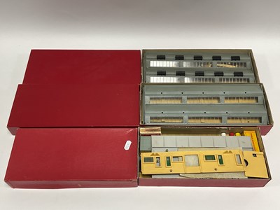 Lot 483 - Three 'OO' Gauge/4mm Boxed Hornby Dublo...