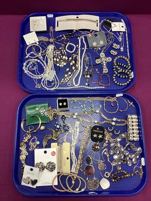 Lot 209 - A Collection of Modern Costume Jewellery,...