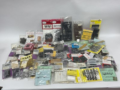 Lot 558 - A collection of 00 gauge (4mm scale) wagon...