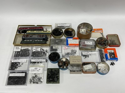 Lot 319 - Four HO scale Roco German locomotive bodies: a...