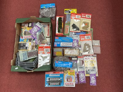 Lot 381 - A quantity of '00'/'HO' Scenic and lineside...