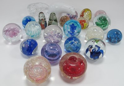 Lot 1240 - Quantity of art glass paperweights, in various...