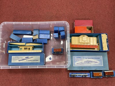 Lot 410 - A Quantity of Hornby Dublo, including 12 x 3...