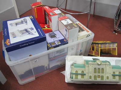 Lot 399 - Twelve 'HO'/'OO' Gauge Model Buildings and...