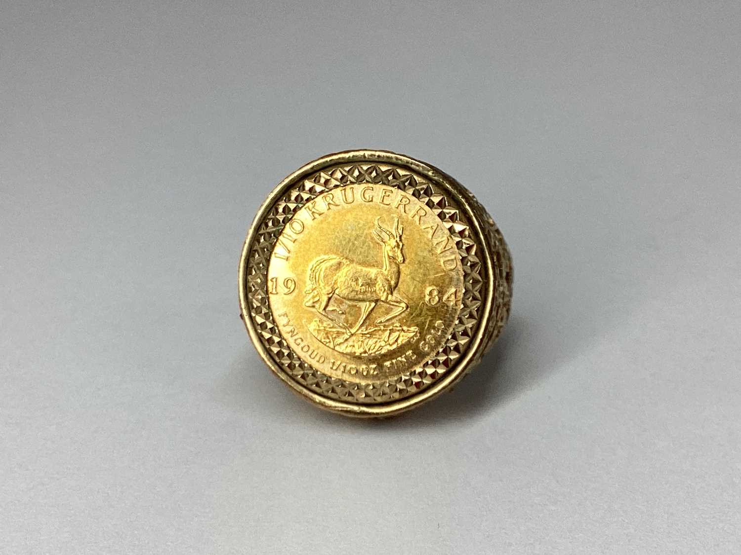 Lot 66 - A 1/10 Krugerrand Ring, 1982, loose set(?),...