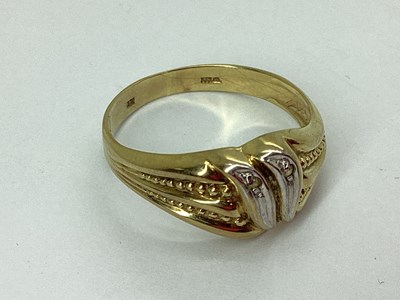 Lot 81 - A Fancy Two Colour Dress Ring, of textured...