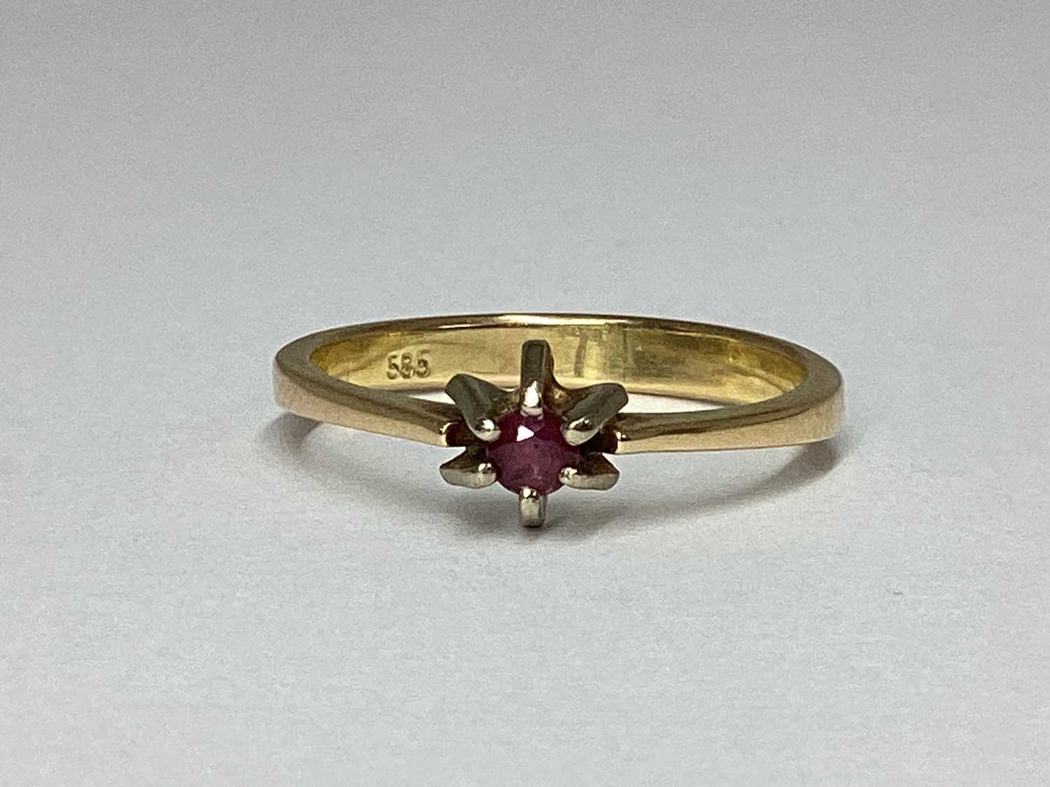Lot 74 - A Dainty Single Stone Ring, claw set...