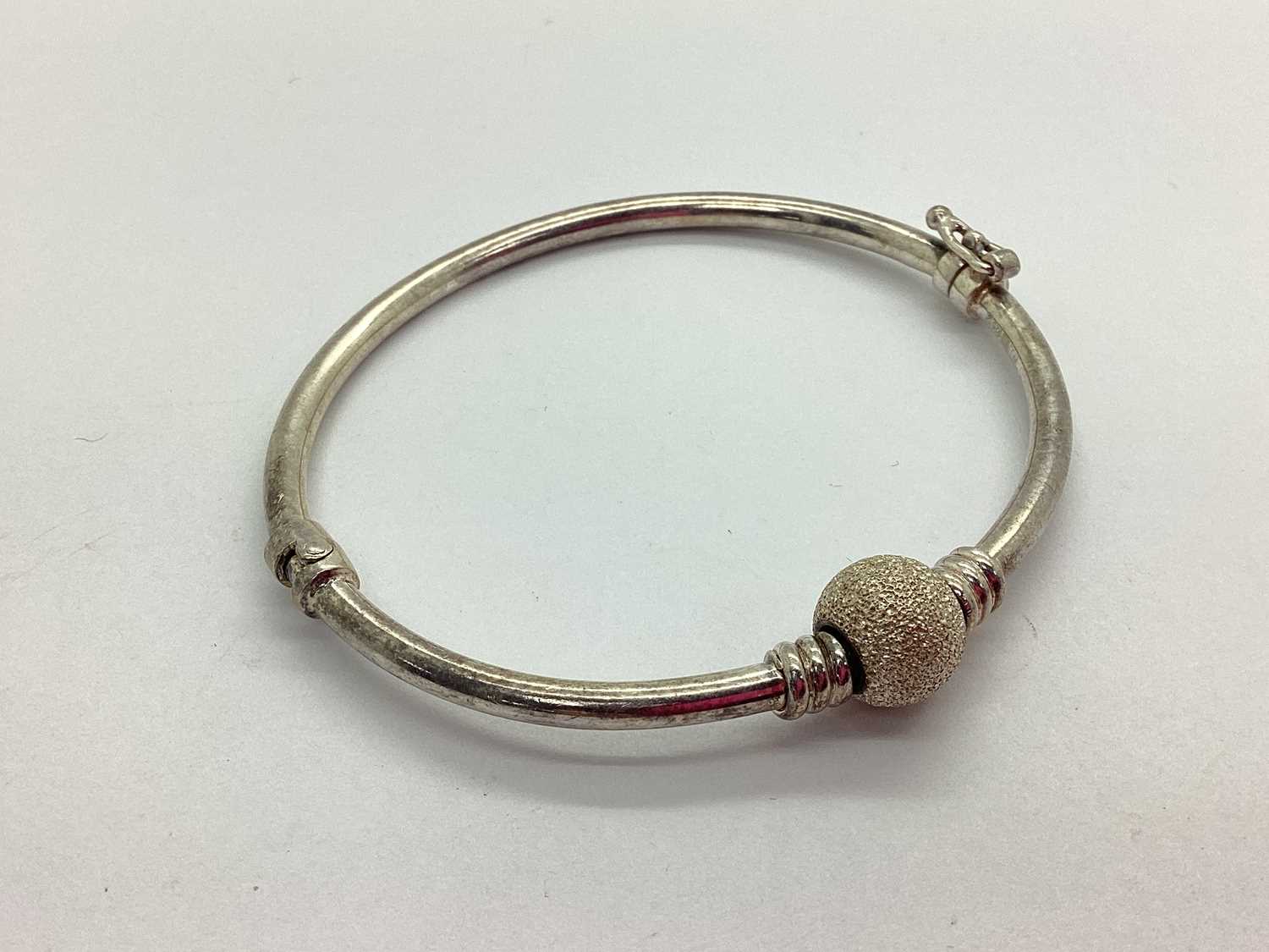 Lot 95 - A Modern Hallmarked Silver Hinged Bangle, with...