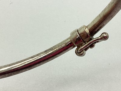 Lot 95 - A Modern Hallmarked Silver Hinged Bangle, with...