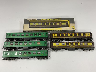 Lot 454 - Three Wrenn 00 gauge Pullman coaches in...