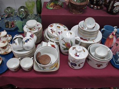 Lot 1176 - Royal Worcester Evesham pattern table china to...