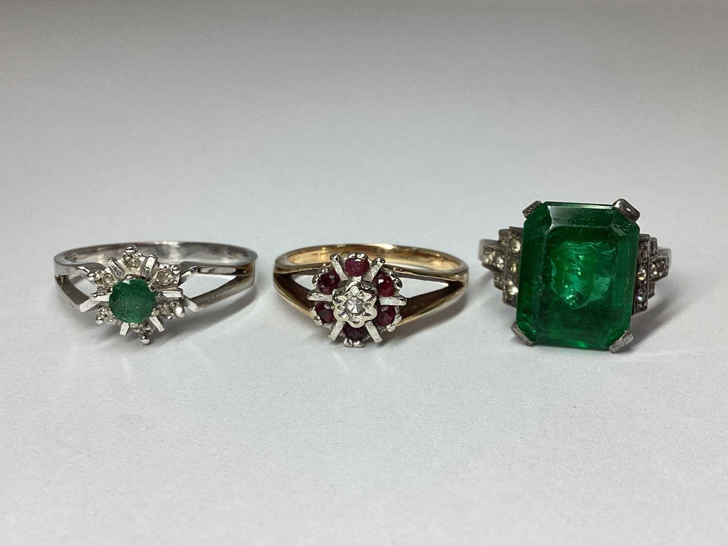 Lot 57 - A Dainty Emerald and Diamond Cluster Ring,...