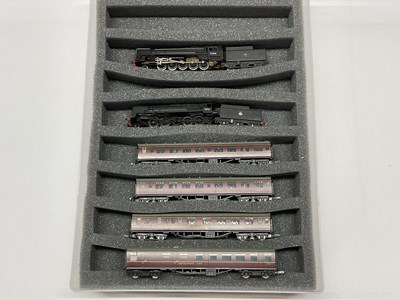 Lot 899 - Two N gauge 9F 2-10-0 locomotives: a Dapol...
